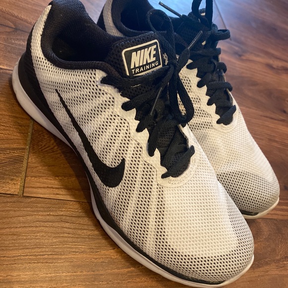 Nike black & white tennis shoes - Picture 2 of 2